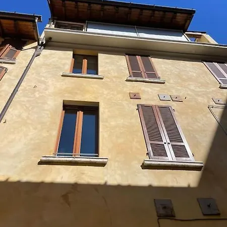 アパート A View On Brescia's Rooftops ブレシア