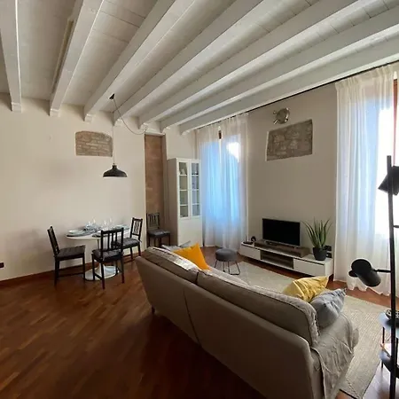 アパート A View On Brescia's Rooftops ブレシア