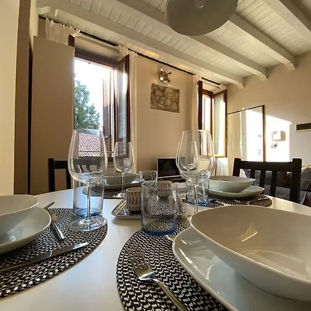 A View On Brescia's Rooftops アパート