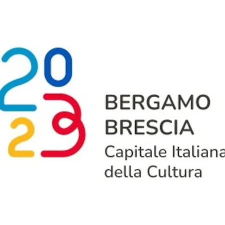 アパート A View On Brescia's Rooftops ブレシア