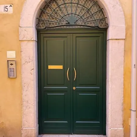 A View On Brescia's Rooftops アパート ブレシア