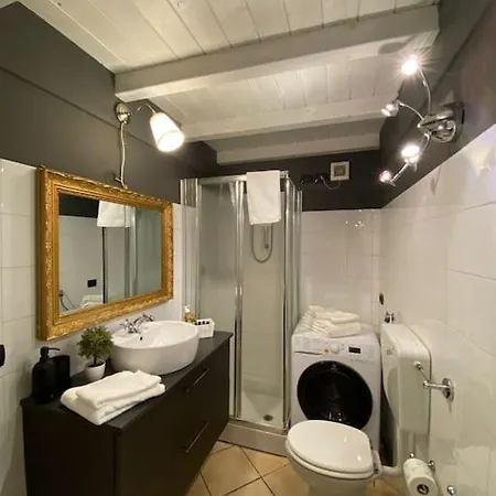 A View On Brescia's Rooftops アパート