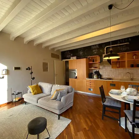 A View On Brescia's Rooftops アパート