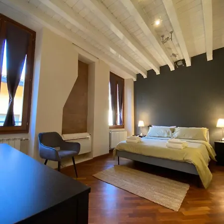 A View On Brescia's Rooftops アパート *