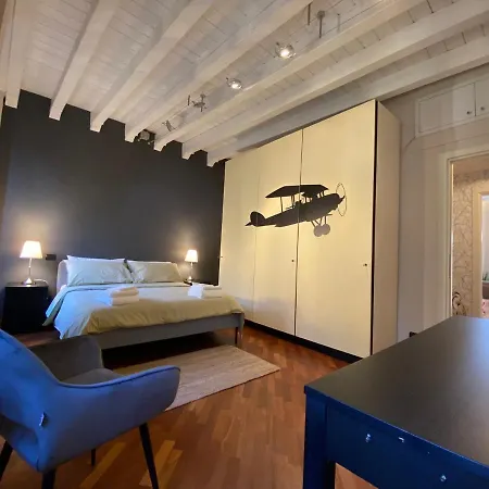 A View On Brescia's Rooftops アパート